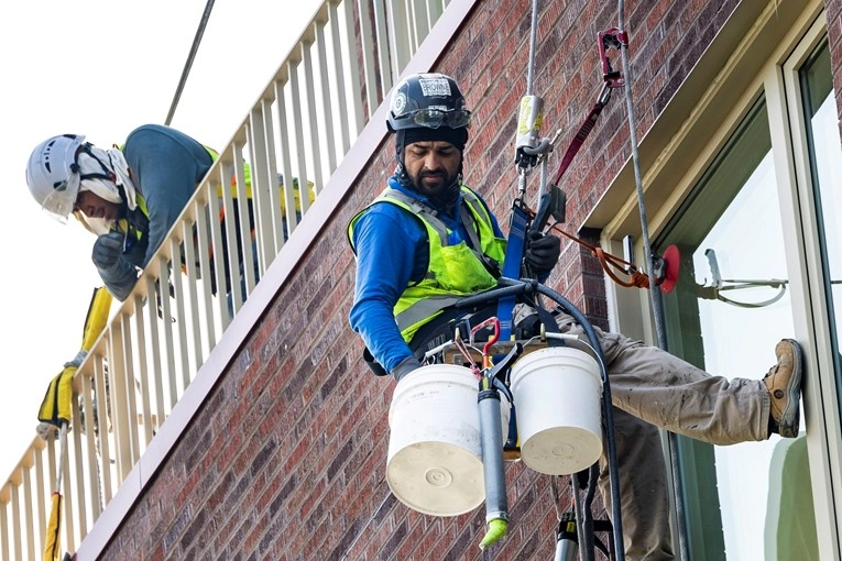 Zapošljavanje u SAD-u ubrzalo na početku godine, nezaposlenost blago pala